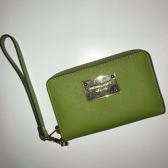 Green Michael Kors credit card wristlet - Picture 9 of 11
